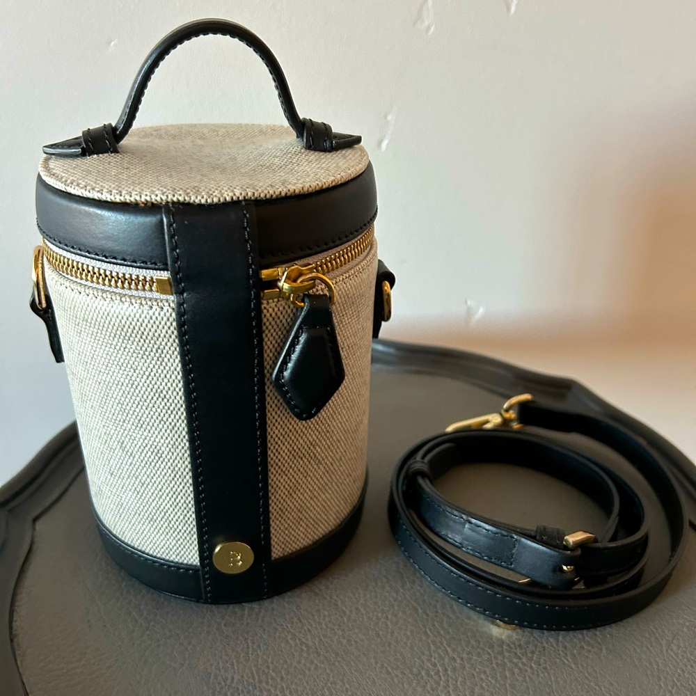 Paravel Crossbody Capsule crossbody bag. like new condition.